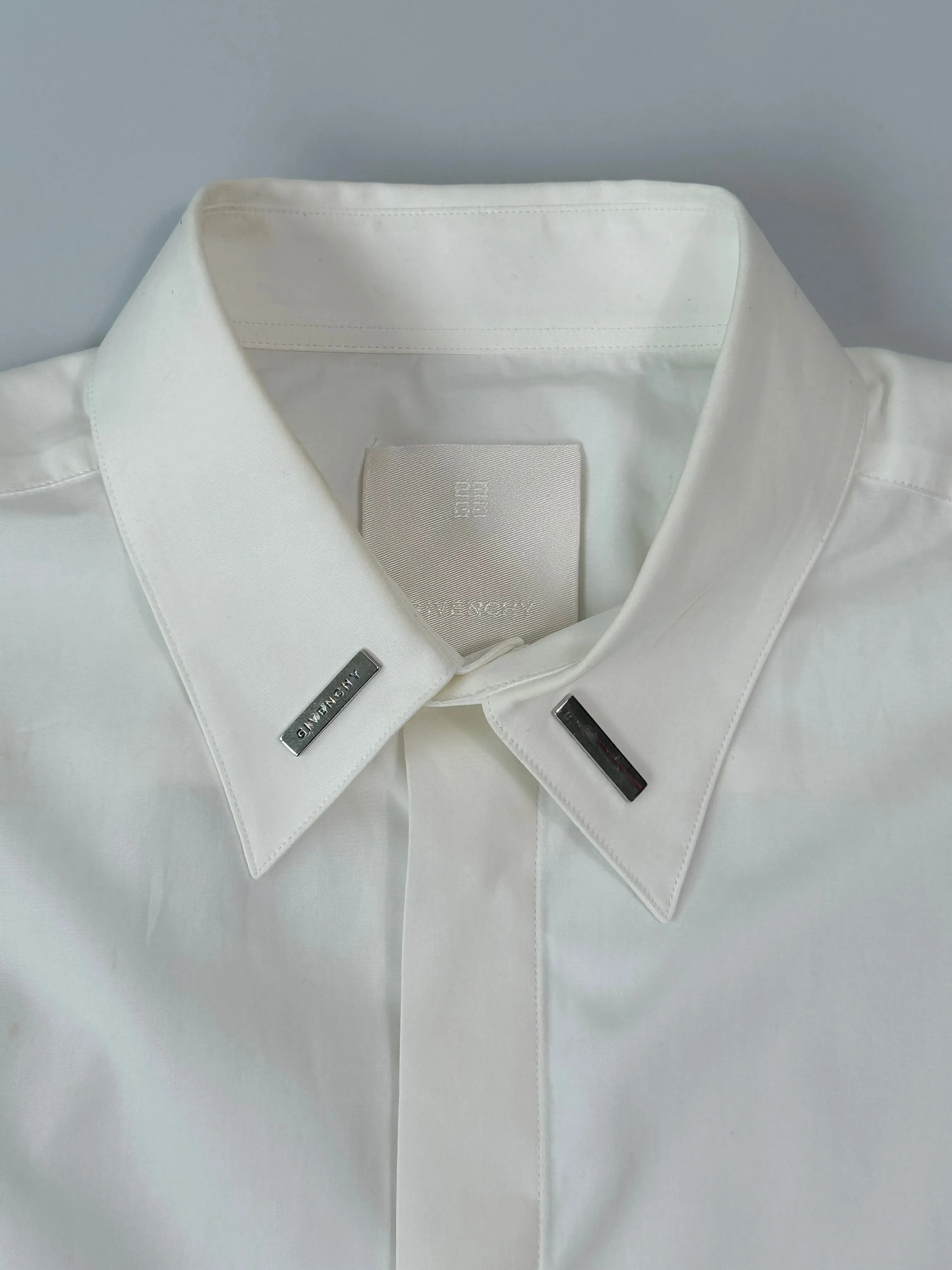 Camicia Bianca Con Colletto A Punta E Dettaglio In Metallo
