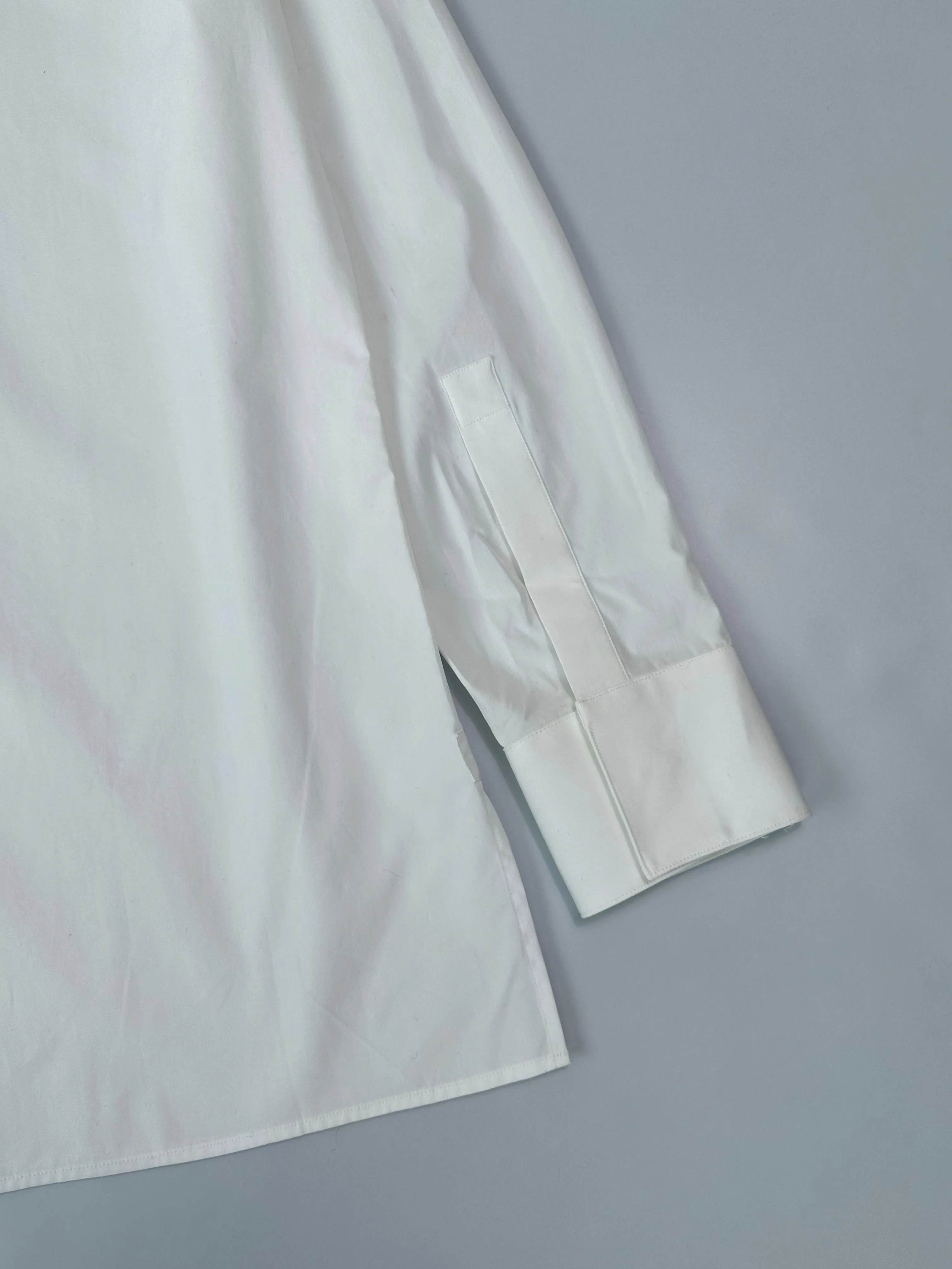 Camicia Bianca Con Colletto A Punta E Dettaglio In Metallo