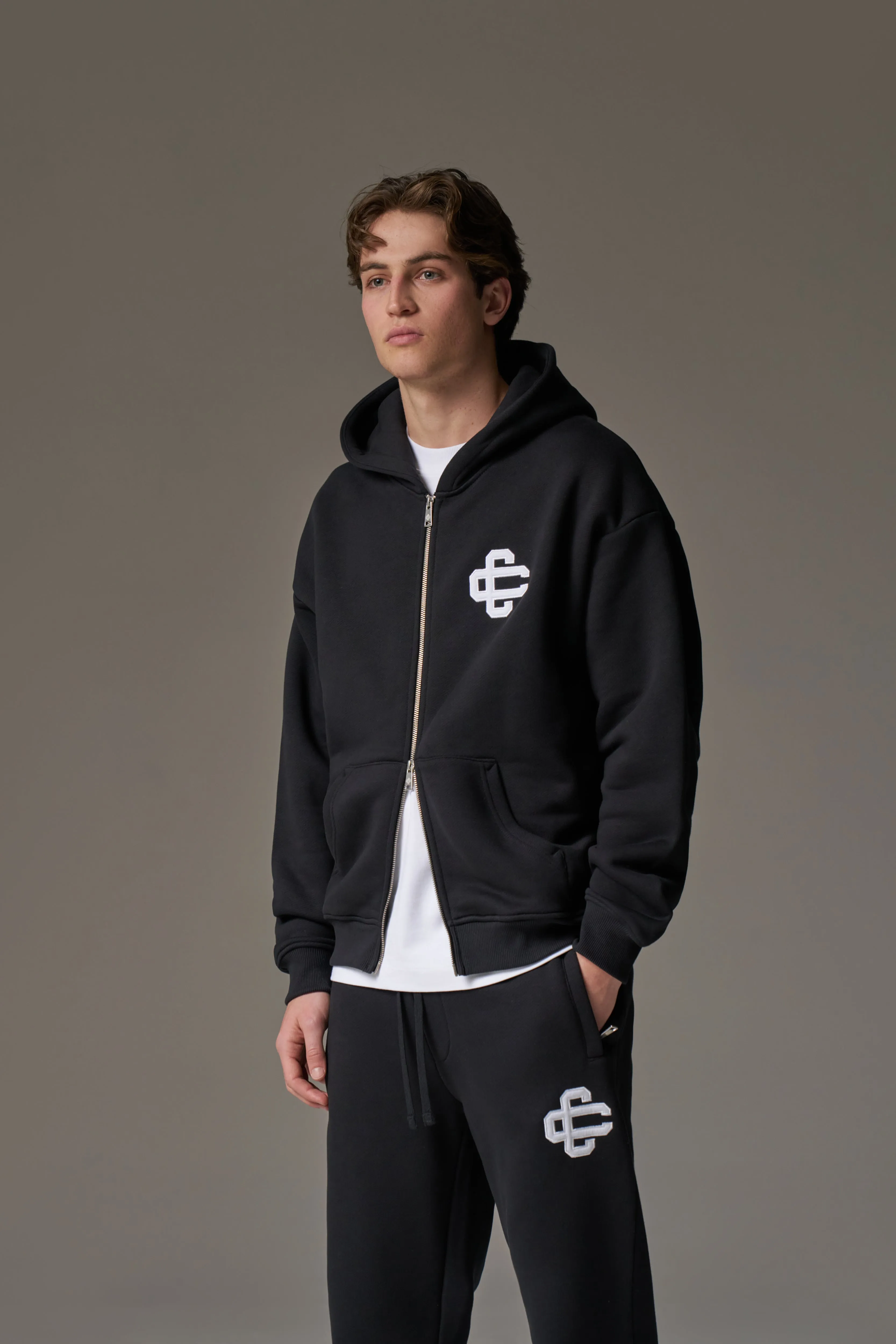 HEAVYWEIGHT EMBLEM APPLIQUE ZIP THROUGH HOODIE - BLACK