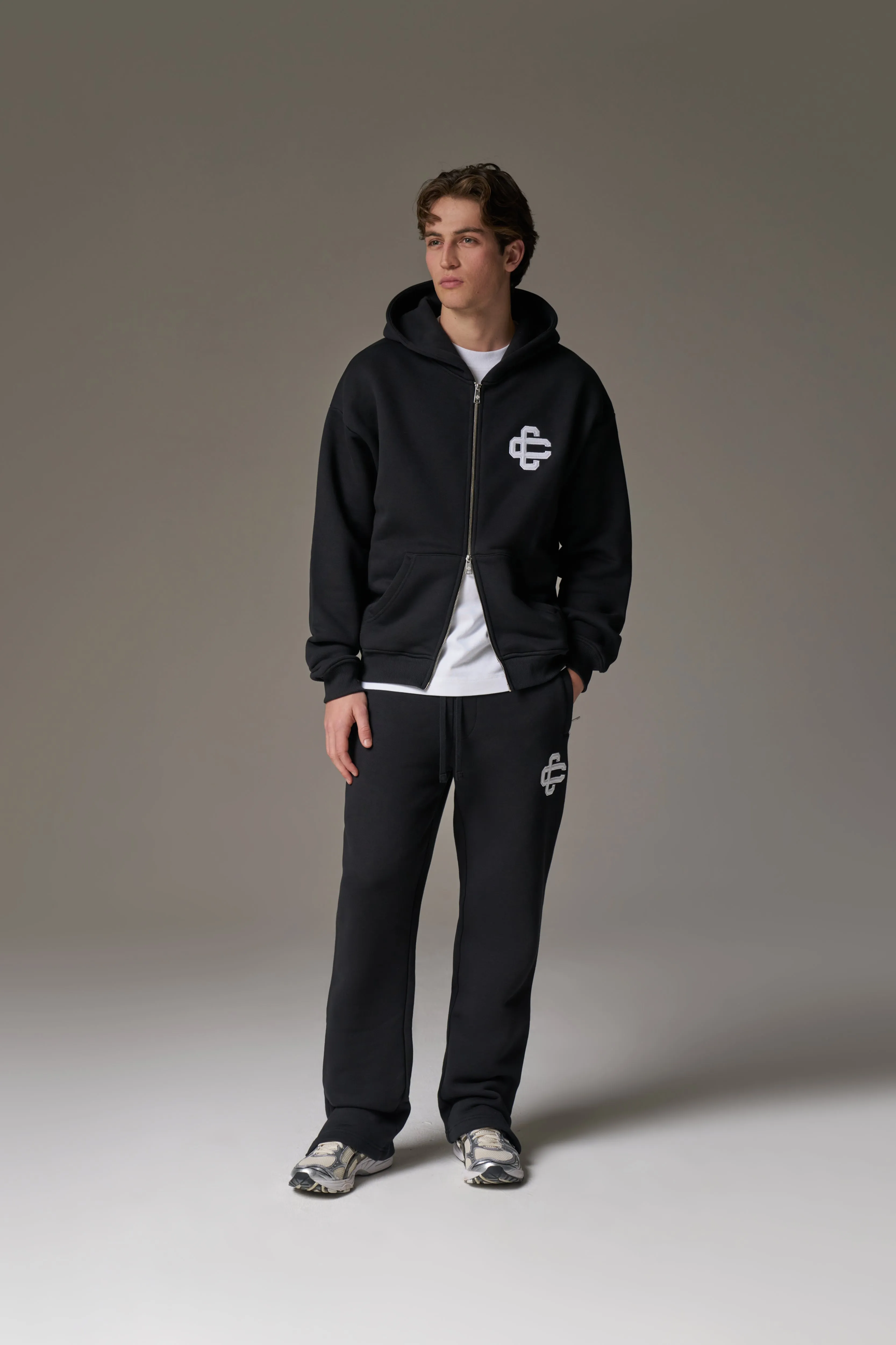 HEAVYWEIGHT EMBLEM APPLIQUE ZIP THROUGH HOODIE - BLACK