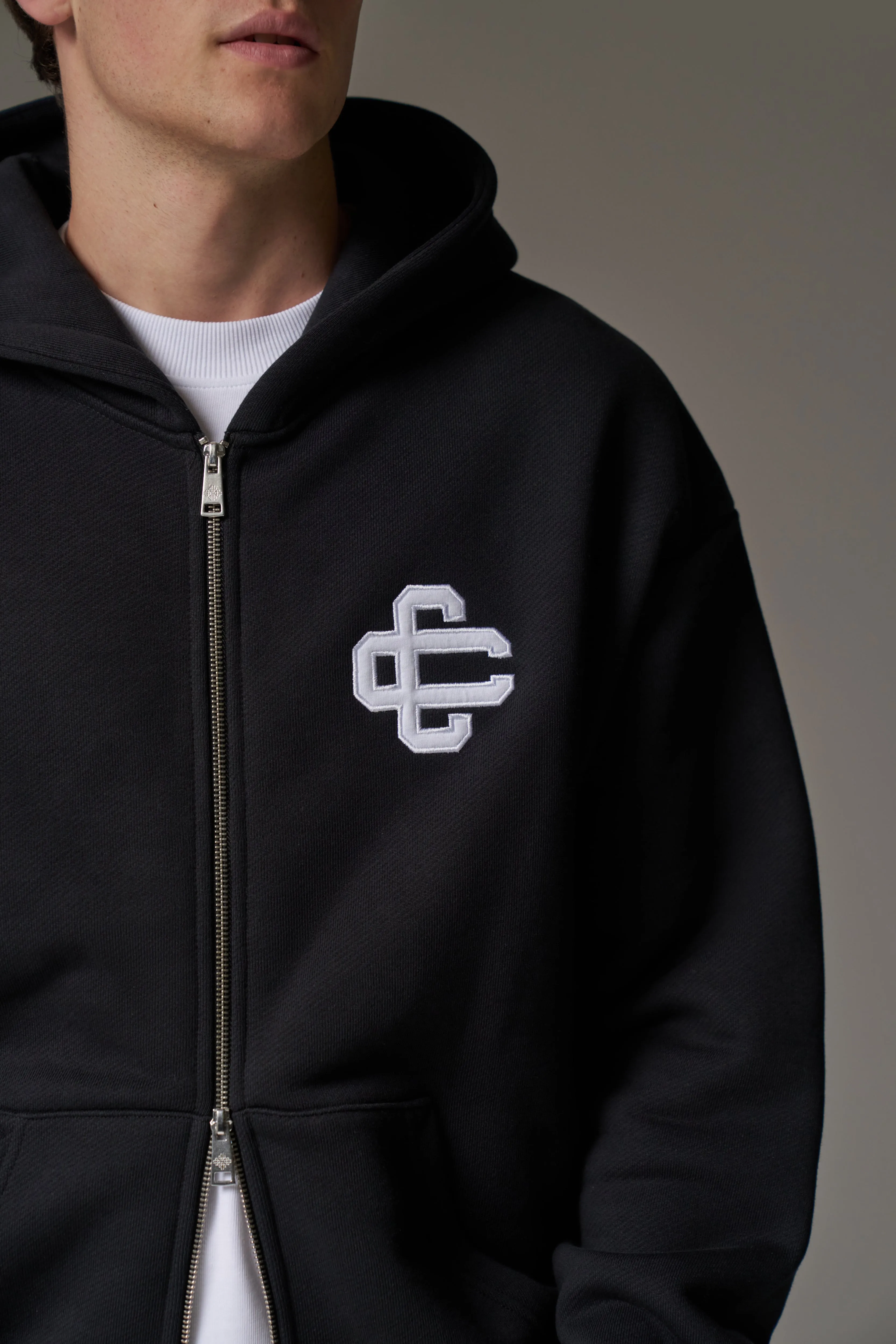HEAVYWEIGHT EMBLEM APPLIQUE ZIP THROUGH HOODIE - BLACK