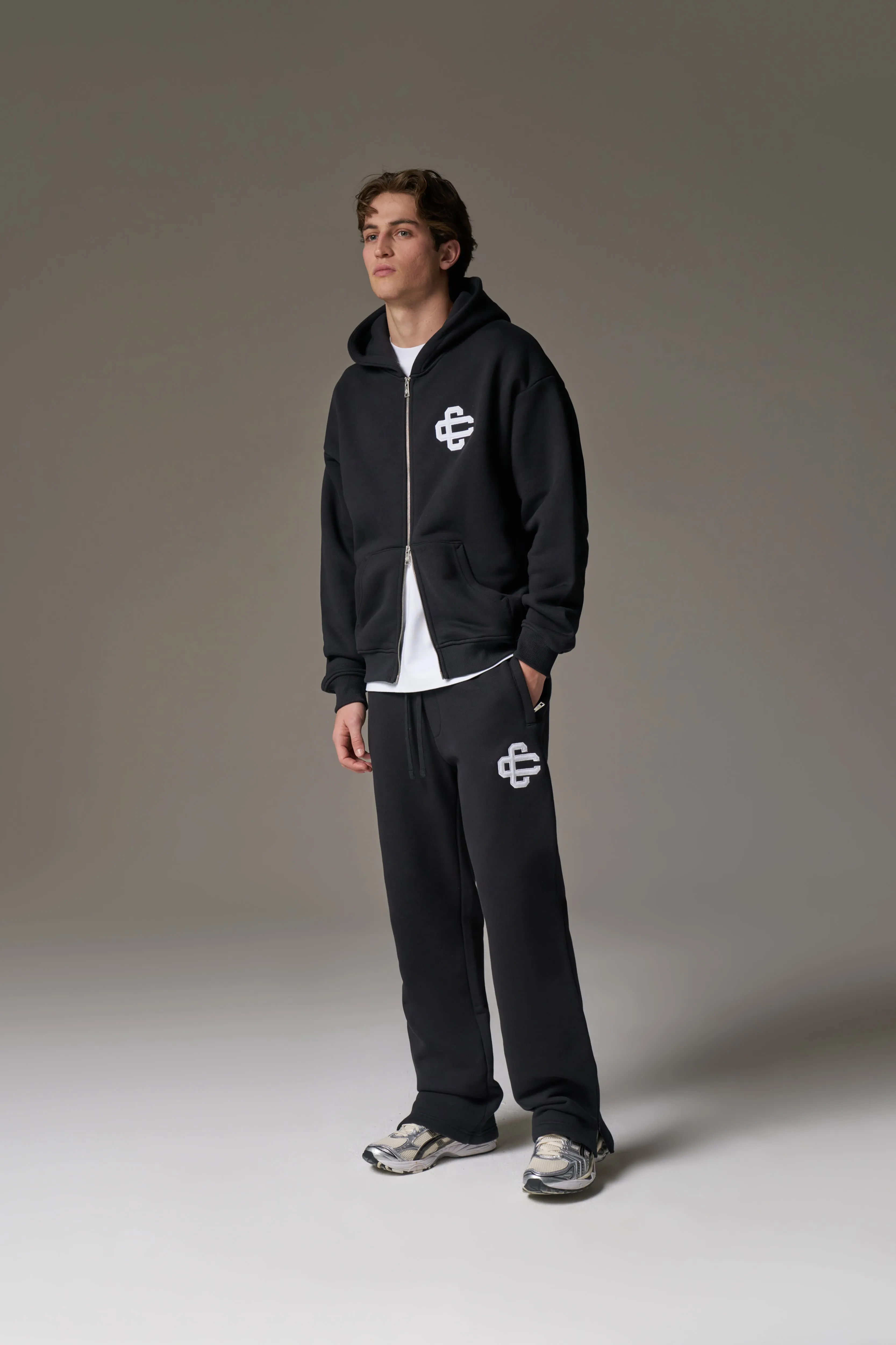 HEAVYWEIGHT EMBLEM APPLIQUE ZIP THROUGH HOODIE - BLACK