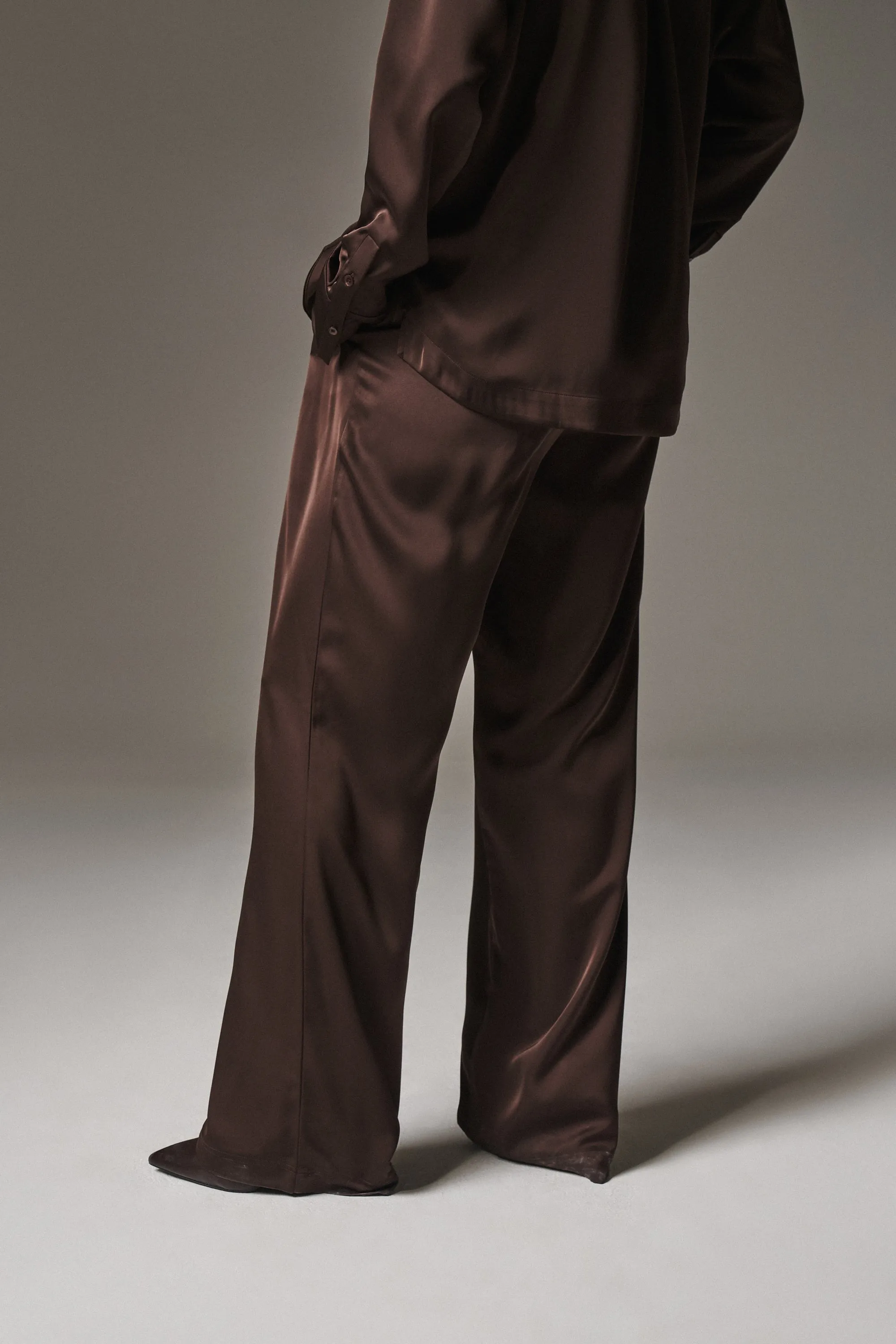 SATIN TAILORED RELAXED TROUSER - DEEP CHOCOLATE